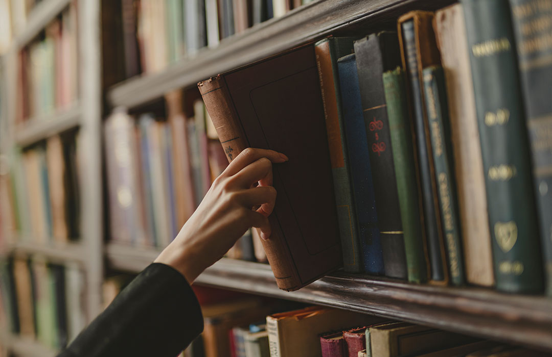 Archives vieux livres main qui en prends un